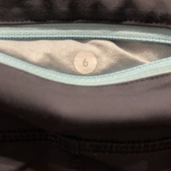 B: Lululemon Sz 6 Run Fast and Free Crop Leggings Black Teal ruffle accent - Picture 6 of 9